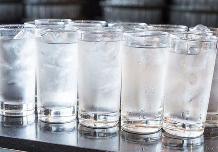 4 بیماری که نوشیدن آب یخ به جانتان می‌اندازد
