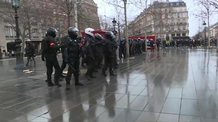 هزاران معترض ضد دولت فرانسه به خیابان‌ها آمدند