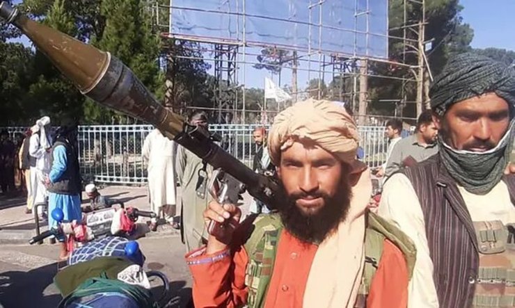 فیلم| ریخت و پاش طالبان در خانه والی یکی از شهرهای تصرف شده!