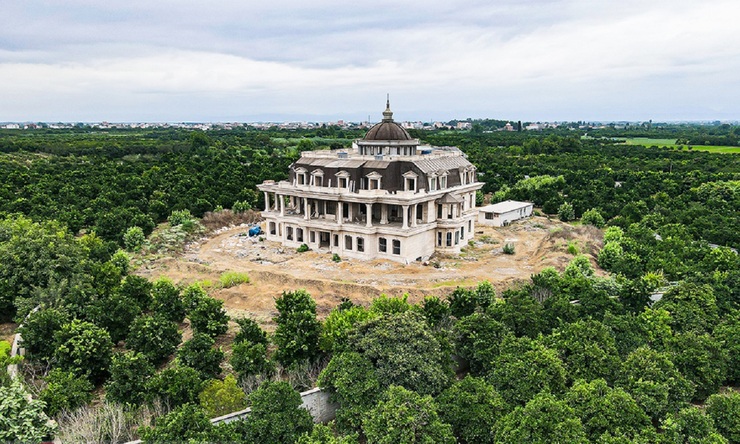تصاویر| کاخی لوکس در شمال؛ برای ساختن این عمارت ۳۲۰۰۰ متر شالیزار را خشکانده‌اند!