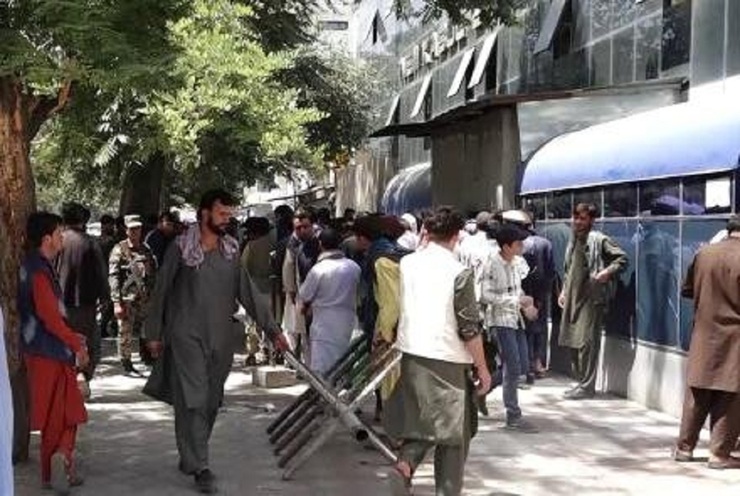 فیلم| هجوم مردم به بانک‌ها در کابل