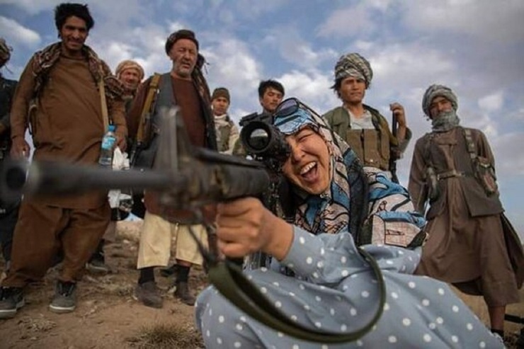 زنی که با مردسالاری افغانستان جنگید و فرمانده خط مقدم جنگ بود؛امروز اسیر طالبان شد/عکس