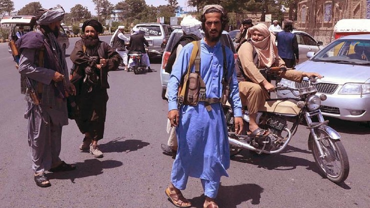 عکس| نمایندگان طالبان در آغوش اشرف غنی