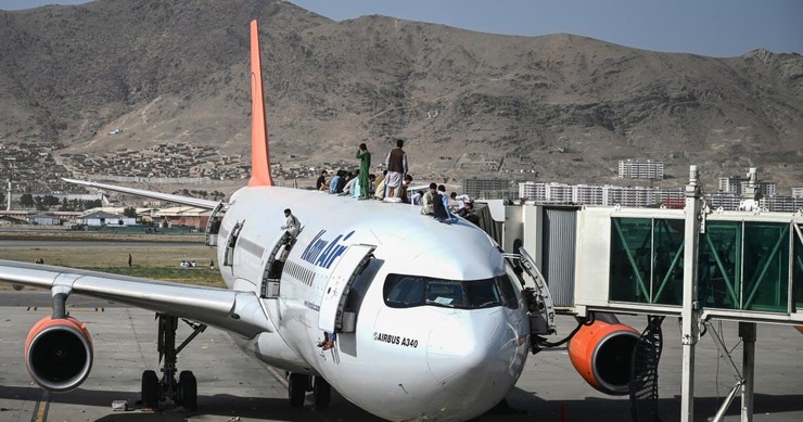عکسی عجیب از فرار مردم افغانستان با هواپیما