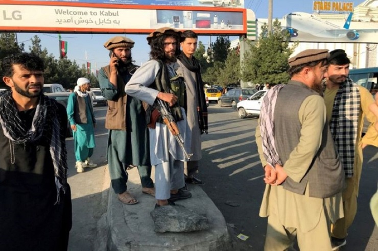 فیلم| صحنه دلخراش چسبیدن شهروند افغانی به بال هواپیما برای فرار