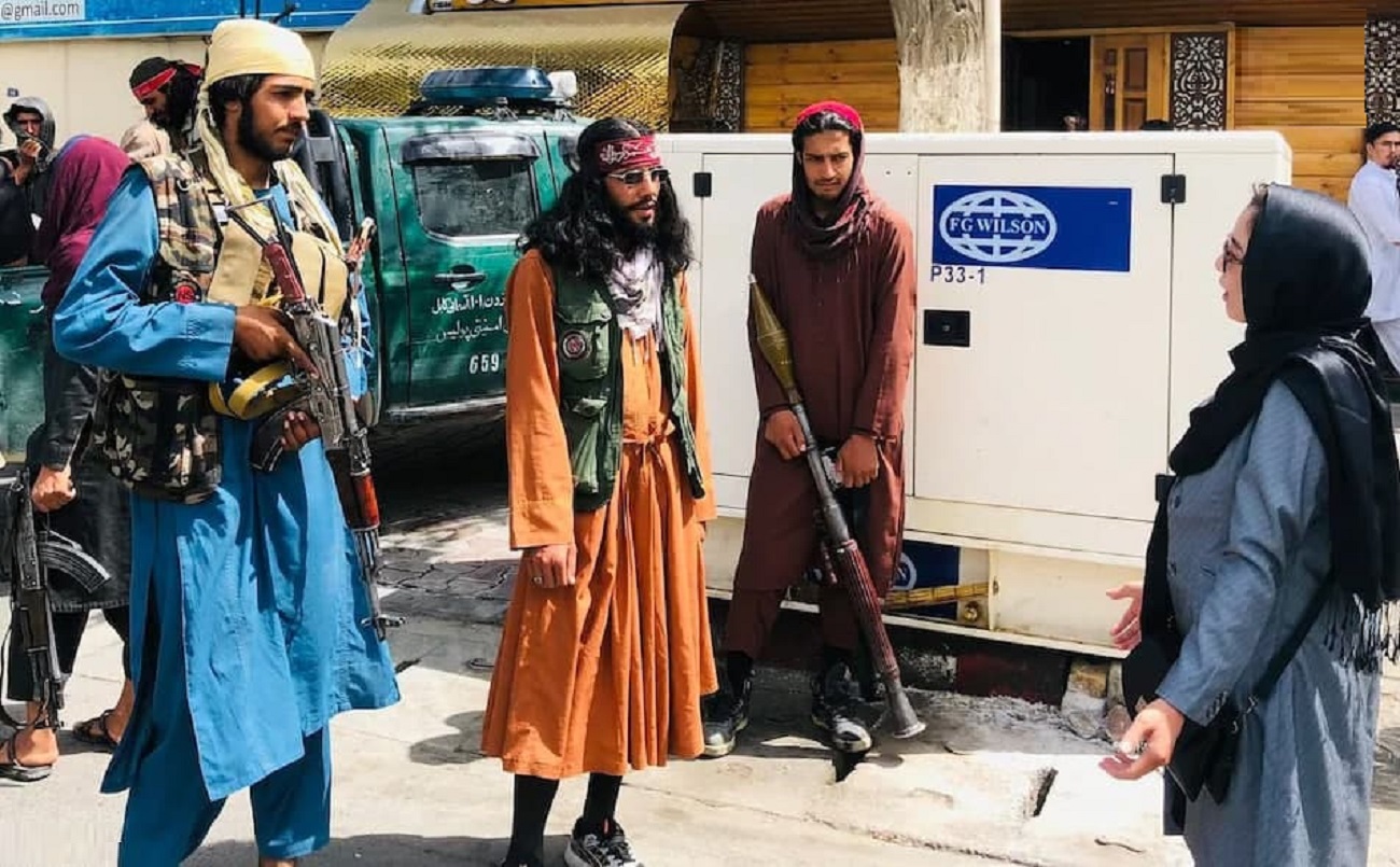 عکس| تیپ عجیب یک عضو طالبان