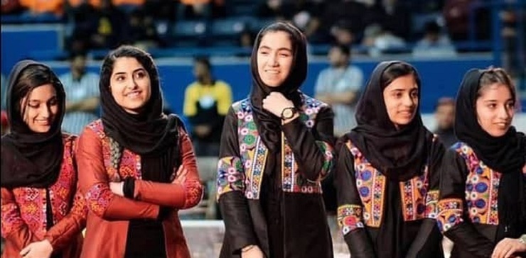 عکس| نجات اعضای تیم رباتیک دختران افغانستان توسط یک آمریکایی