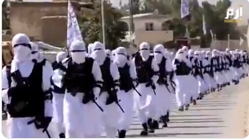 عکس| اولین رژه طالبان با سلاح‌های آمریکایی!