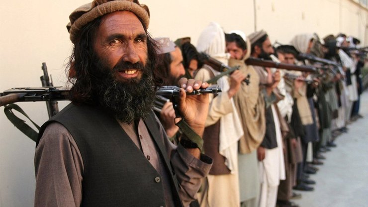 عکس | این هم از طالبانی که می‌گوید مدرن شده است!