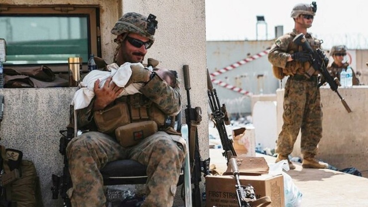 فیلم| ماجرای نوزاد افغانستانی که به سربازان آمریکایی سپرده شد