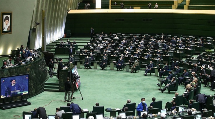 عکس | تلاش یک نماینده برای فعال کردن فیلترشکن در صحن مجلس