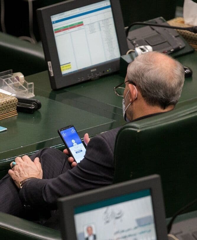 عکس | تلاش یک نماینده برای فعال کردن فیلترشکن در صحن مجلس