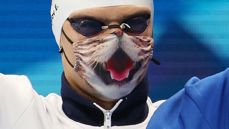 به ورزشکار روس اجازه داده نشد با ماسک گربه روی سکو برود!