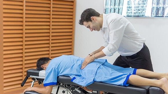 انواع روش‌های درمان کمردرد توسط متخصص طب فیزیکی