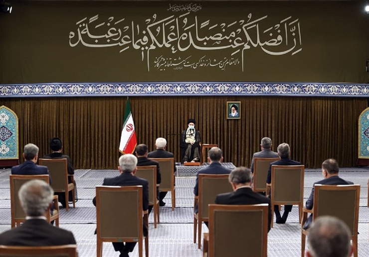 معزی: تاخیر عامدانه روحانی در جلسه با رهبر انقلاب صحت ندارد