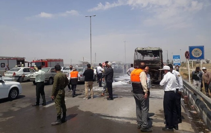 آتش گرفتن اتوبوس مسافربری در اتوبان قم - تهران