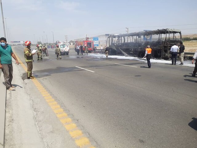 آتش گرفتن اتوبوس مسافربری در اتوبان قم - تهران آتش گرفتن اتوبوس مسافربری در اتوبان قم - تهران