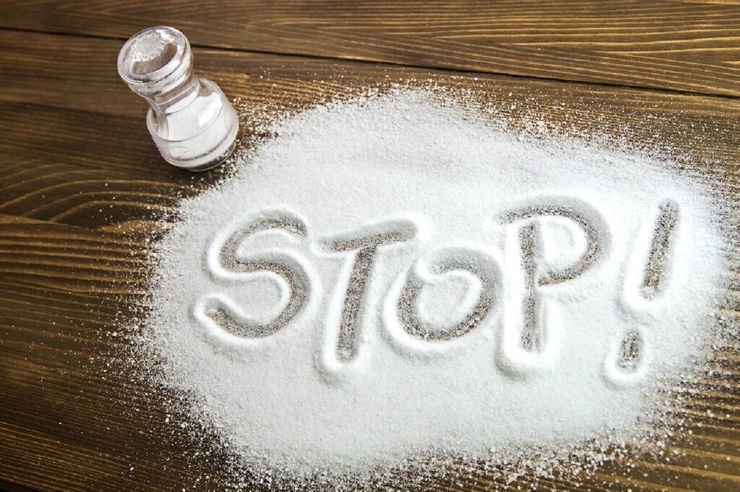 به این ۷ دلیل خطرناک، نمک کمتری مصرف کنید