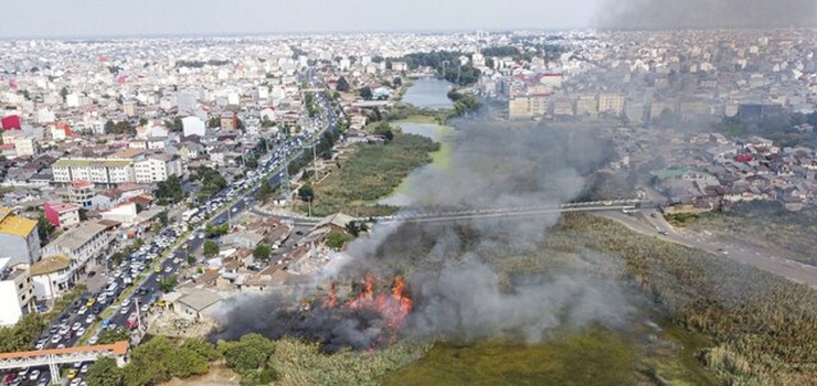 تصاویر| آتش‌سوزی این بار در تالاب عینک رشت