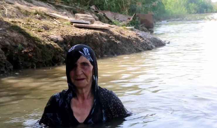 فیلم| مهارت مادربزرگ ۸۵ ساله در شنا