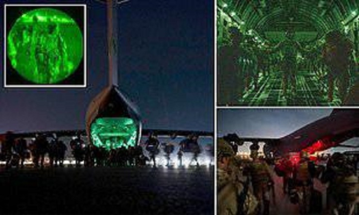 تصاویر| آخرین پرواز نظامی آمریکا از کابل؛ چه کسانی درون هواپیما بودند؟