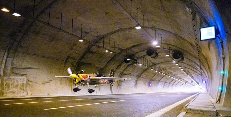 فیلم| رکوردشکنی هواپیما در تونل