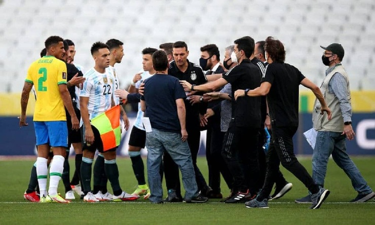 عکس| جنجال در دیدار برزیل و آرژانتین/ بازی لغو شد/ انتقاد تند مسی