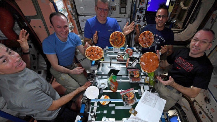 فیلم| جشن پیتزا در فضا