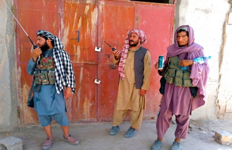 فیلم| طالبان خبرنگاران را با اسلحه تهدید کرد!