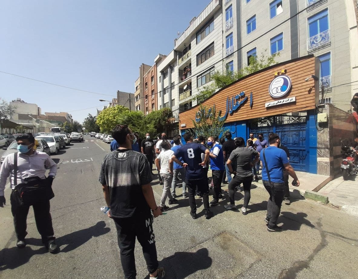 عکس| هواداران استقلال به ساختمان باشگاه حمله کردند! عکس| هواداران استقلال به ساختمان باشگاه حمله کردند!