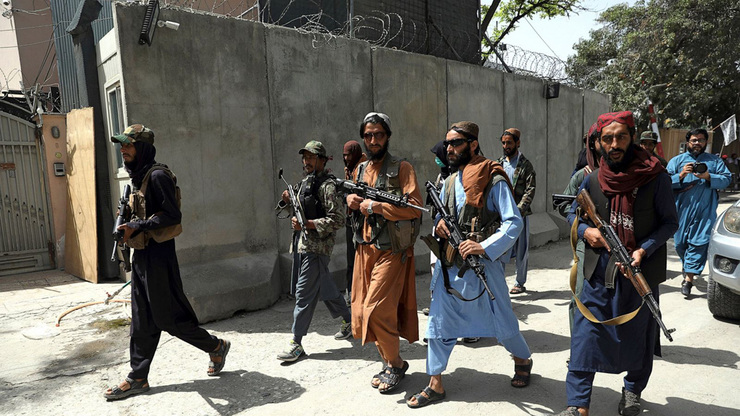 فیلم| تجمع طرفداران طالبان در مشهد و پخش شیرینی