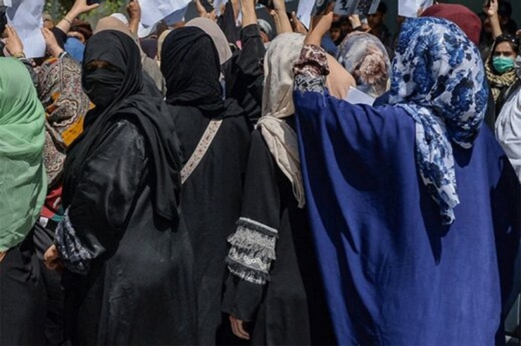 فیلم| زندانی کردن زنان معترض در یک پارکینگ توسط طالبان