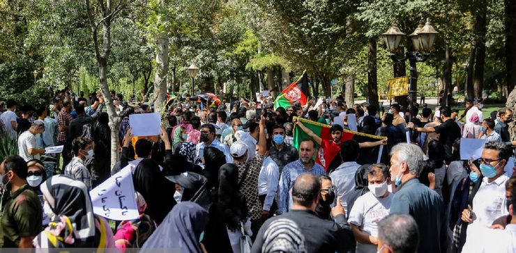 تصاویر| تجمع افغان‌ها مقابل کنسولگری پاکستان در مشهد