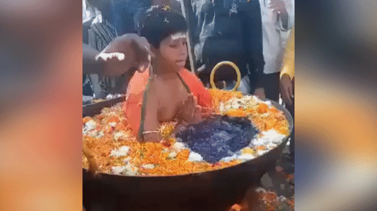 فیلم| عبادت کودک نشسته در دیگ روغن جوشان!