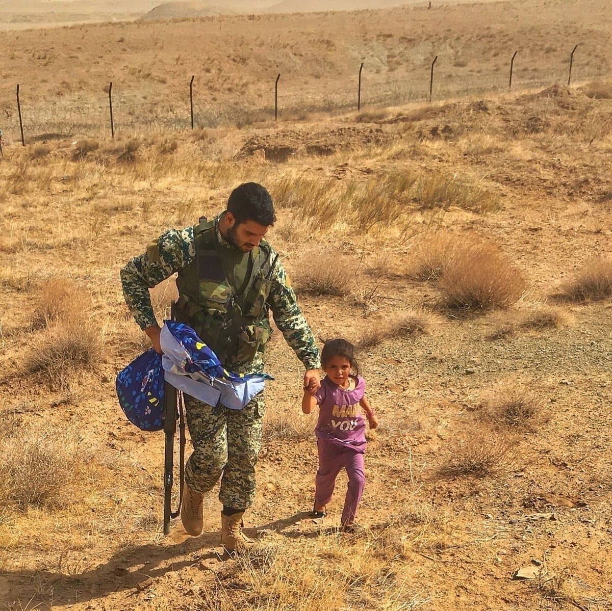 تصویری تلخ از پناه&zwnj;آوردن کودک افغان به تکاور ایرانی