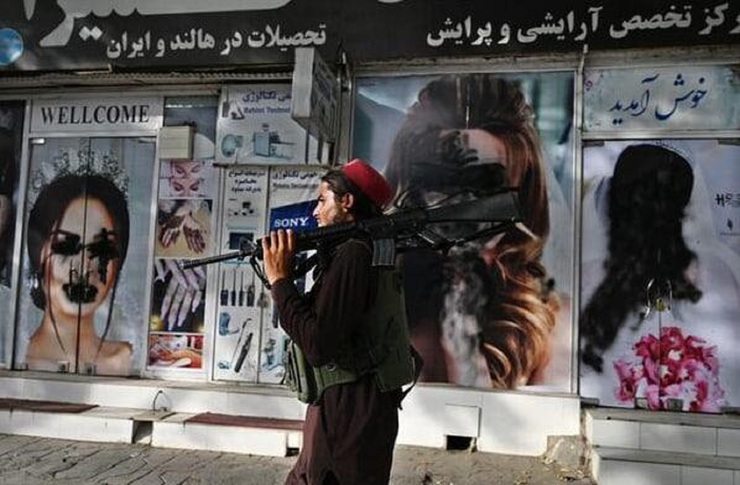 حذف تصاویر زنان از روی دیوارهای کابل/ طالبان: افغانستان آزاد است