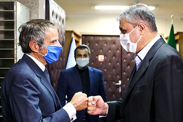 عکس| سنگ کاغذ قیچی، گروسی و اسلامی در سازمان انرژی اتمی