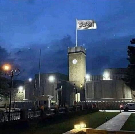 پرچم طالبان بر فراز ارگ ریاستجمهوری افغانستان برافراشته شد/عکس پرچم طالبان بر فراز ارگ ریاستجمهوری افغانستان برافراشته شد/عکس