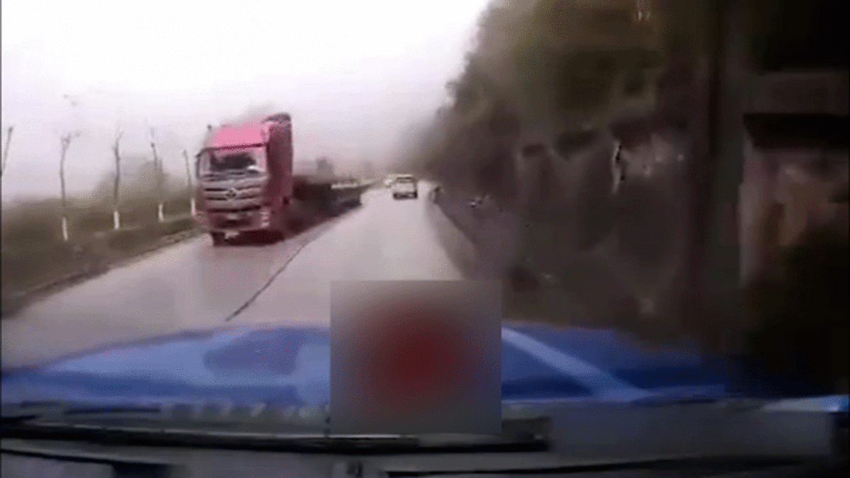 فیلم| پرت شدن وحشتناک راننده تریلی هنگام تصادف شدید