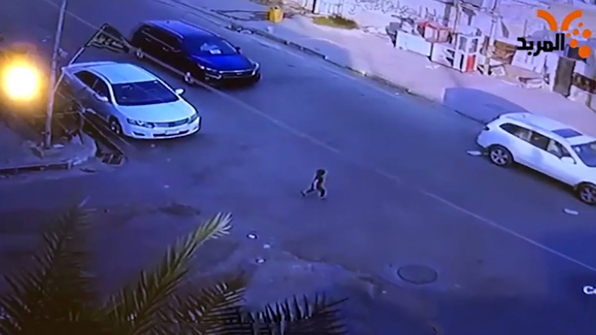 فیلم| لحظه برخورد شدید خودرو با یک کودک