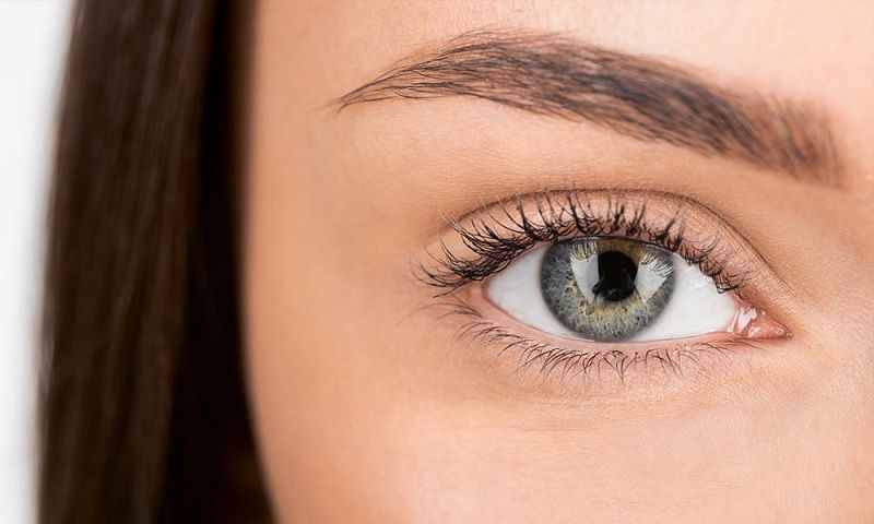 کاشت ابرو برای چه افرادی مناسب است و چگونه انجام می‌شود؟