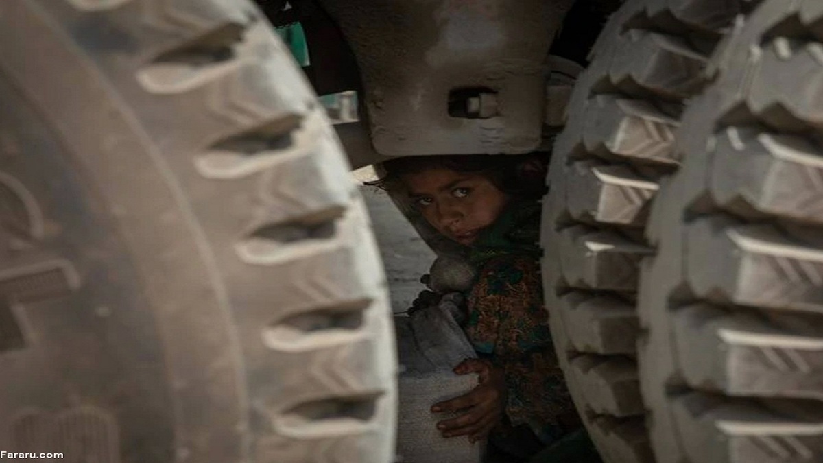 فیلم| روش خطرناک کودکان کولبر افغان برای قاچاق کالا