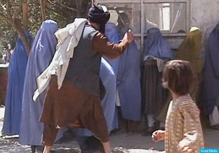 فیلم| کتک زدن یک دختر باحجاب به خاطر پوشیدن شلوار قرمز توسط طالبان