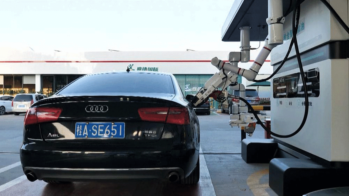 فیلم| پمپ بنزین رباتیک در چین