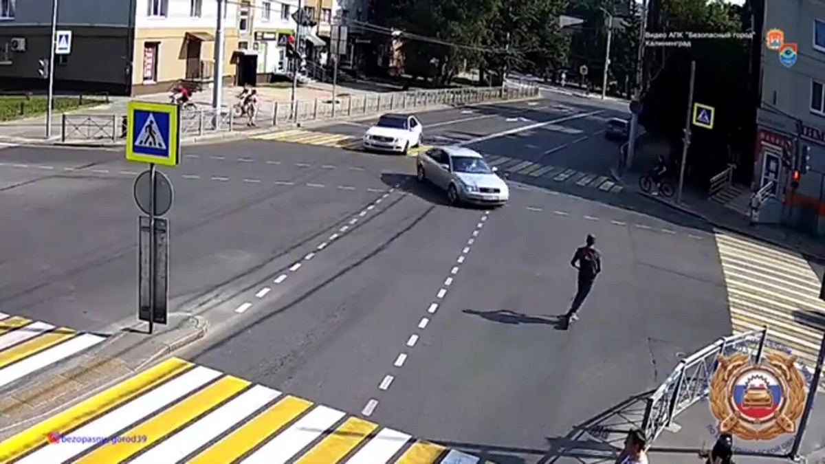 فیلم| تصادف اتومبیل با اسکوتر در تقاطع