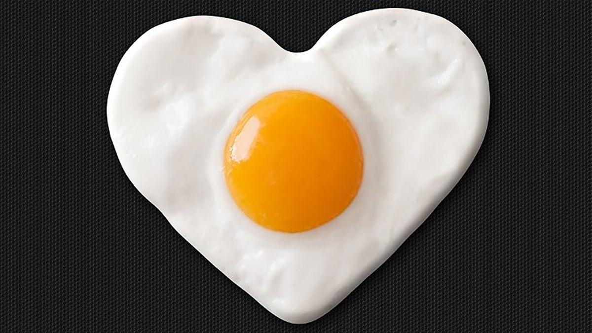 فیلم| طبخ تخم مرغ به شیوه‌ای عاشقانه