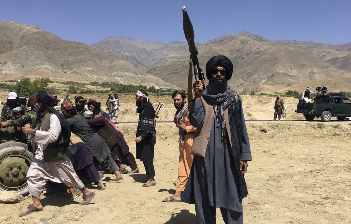 (فیلم ۱+۱۶) طالبان یک مبارز پنجشیری را پس از آخرین نماز اعدام کرد