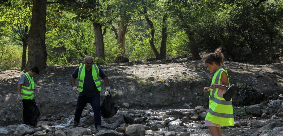تصاویر| جمع آوری زباله‌های رها شده در جنگل توسکستان