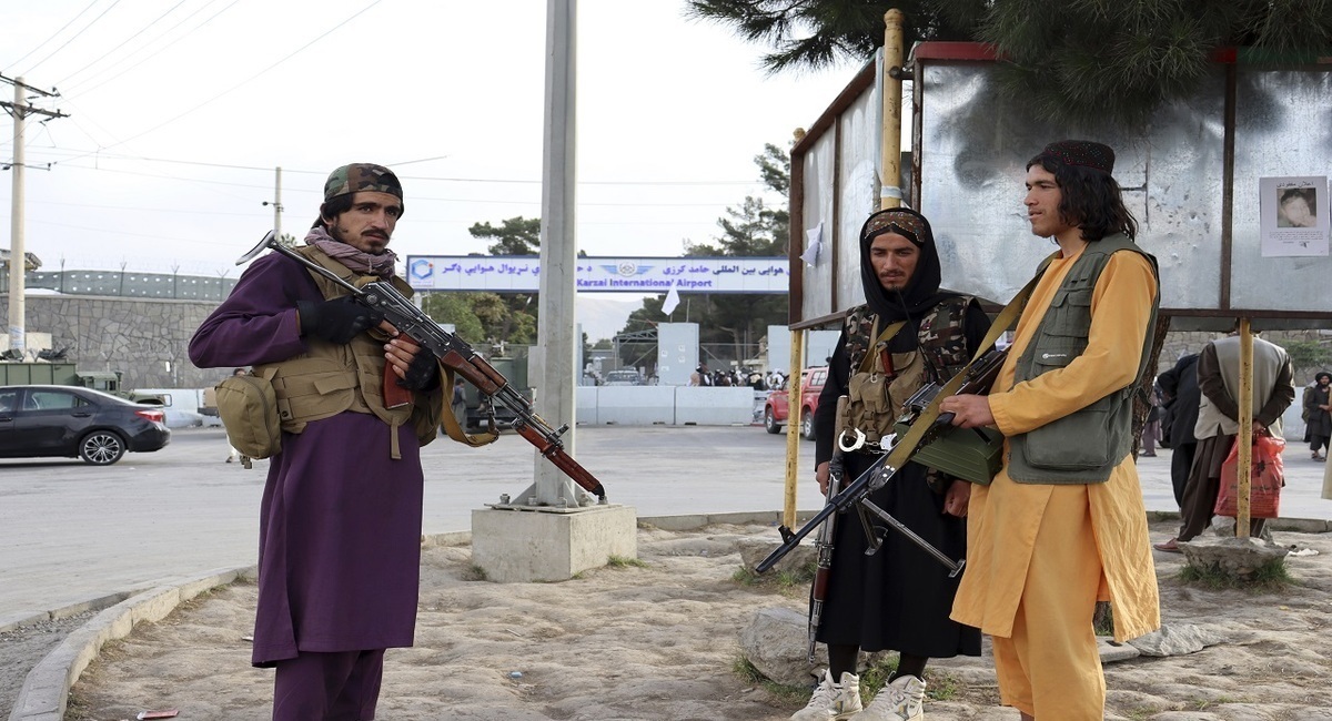 فیلم| طالبان یک جوان افغان را در ملأعام شلاق زد