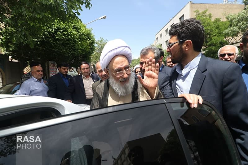 نظر یک عضو مجمع تشخیص درباره واردات خودرو/ زننده است در جمهوری اسلامی، افرادی ماشین خارجی سوار شوند نظر یک عضو مجمع تشخیص درباره واردات خودرو/ زننده است در جمهوری اسلامی، افرادی ماشین خارجی سوار شوند